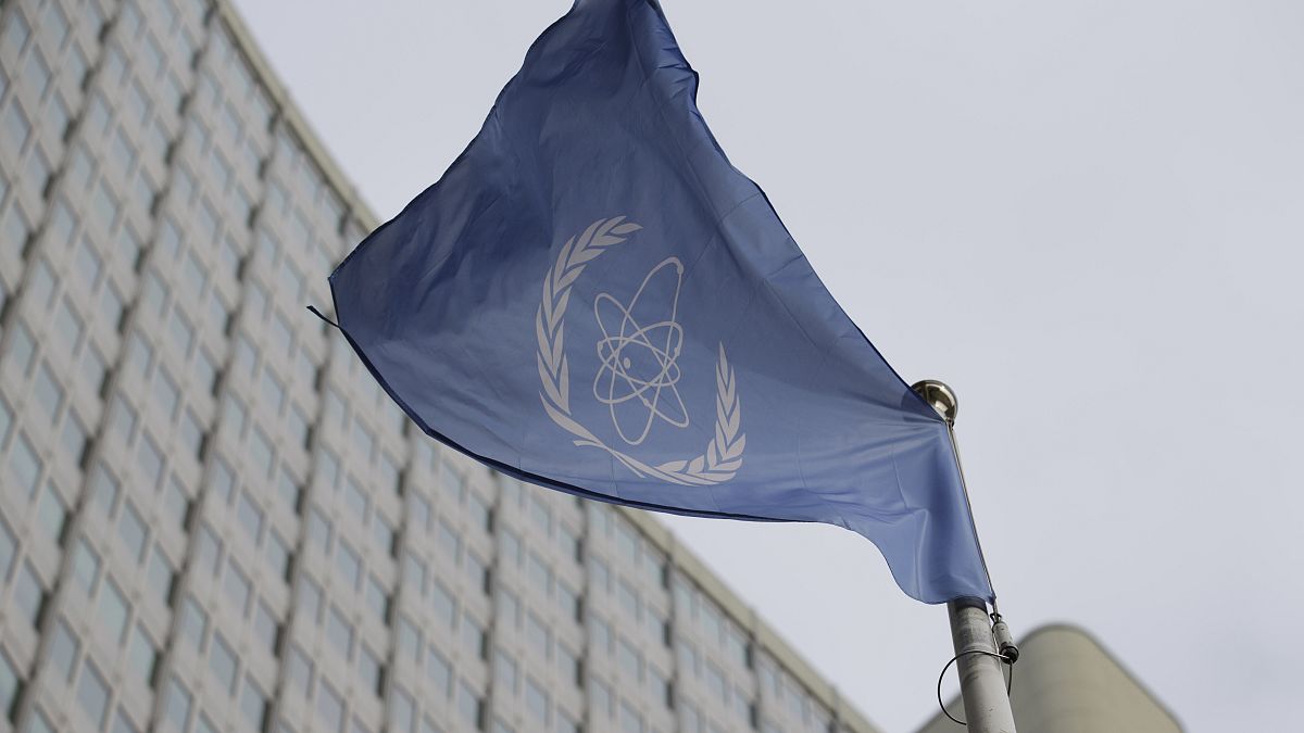 علم الوكالة الدولية للطاقة الذرية أمام مقرها الرئيسي في فيينا، النمسا