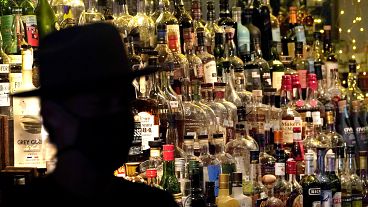 Italok egy bárban (illusztráció)