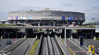 L'aéroport Charles de Gaulle, terminal 1, où les anneaux olympiques ont été installés, est vu à Roissy-en-France, au nord de Paris, mardi 23 avril 2024 à Paris.