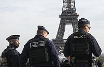 Fotónk illusztráció: rendőrök az Eiffel-toronynál