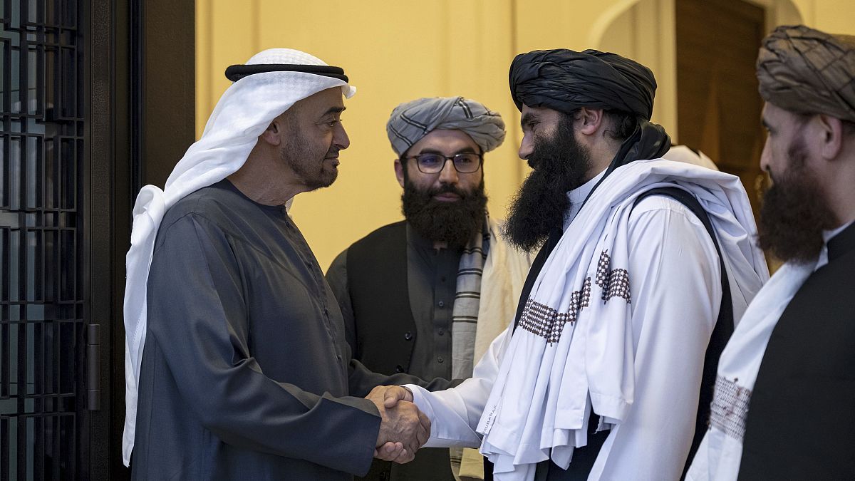 الشيخ محمد بن زايد آل نهيان، رئيس دولة الإمارات، وسراج الدين حقاني وزير الداخلية الأفغاني