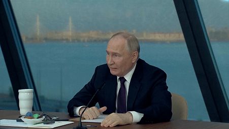 Der russische Präsident Putin bei einem Treffen mit Journalisten in Sankt Petersburg.