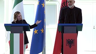 Премьер-министр Италии Джорджия Мелони (слева) и ее албанский коллега Эди Рама в центре приема мигрантов в порту Шенджин, на северо-западе Албании, в среду, 5 июня 2024 г.