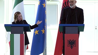 Премьер-министр Италии Джорджия Мелони (слева) и ее албанский коллега Эди Рама в центре приема мигрантов в порту Шенджин, на северо-западе Албании, в среду, 5 июня 2024 г.