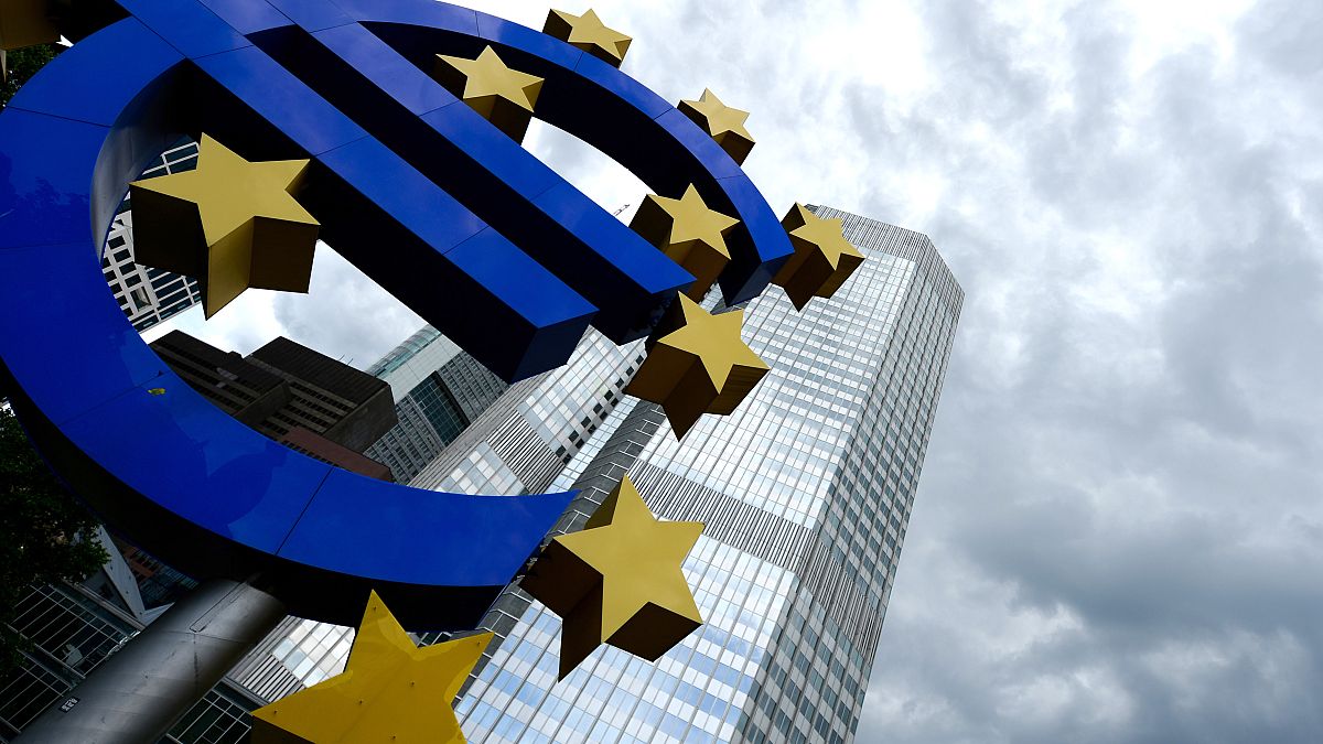 Foto di file della scultura dell'euro davanti all'edificio della Banca Centrale Europea a Francoforte