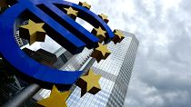 Fotografia de ficheiro da escultura do euro em frente ao edifício do Banco Central Europeu em Frankfurt