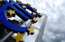 Fájlkép az eurószoborról az Európai Központi Bank épülete előtt Frankfurtban
