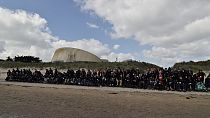 Imagen de un numeroso grupo de personas que se reunió en la playa Utah Beach, para conmemorar el 80º aniversario del 'Día D'. 