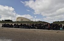 Imagen de un numeroso grupo de personas que se reunió en la playa Utah Beach, para conmemorar el 80º aniversario del 'Día D'. 