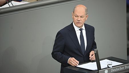 O chanceler alemão Olaf Scholz discursa durante uma sessão do Parlamento alemão (Bundestag) em Berlim, na quinta-feira, 6 de junho de 2024.