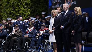 Az amerikai és a francia elnök feleségeikkel veteránok körében Normandiában