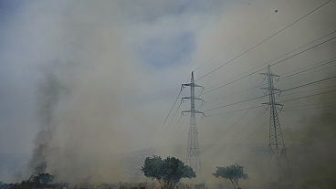 Un incendio divampa vicino ai tralicci dell'elettricità situati nei pressi della comunità di Ramot Naftali, nel nord di Israele  al confine con il Libano, 4 giugno 2024