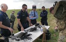Control de pasaportes y aduanas para los paracaidistas británicos en puesto fronterizo francés improvisado en Normandía