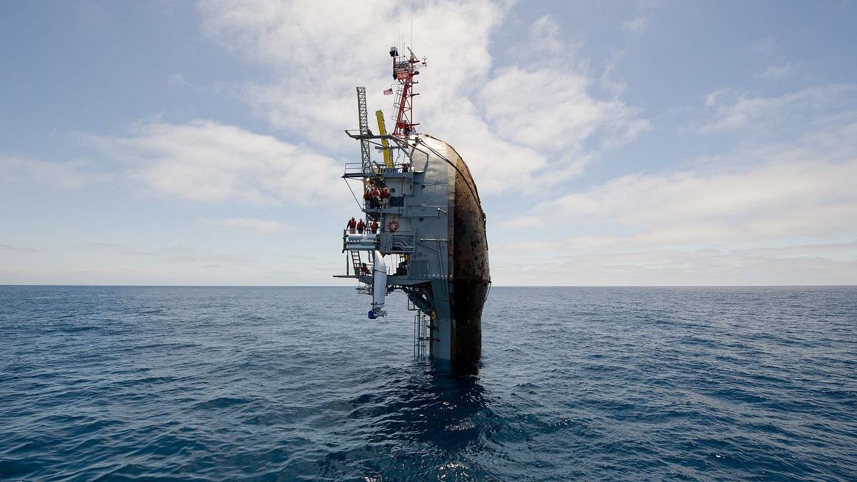 فلیپ (FLIP) شناور تحقیقاتی عمود بر آب