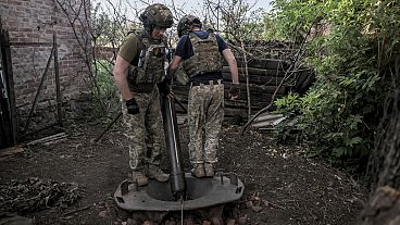 Foto fornita dalla 24a brigata meccanizzata, soldati ucraini si preparano a sparare con un mortaio da 120 mm verso la posizione russa sulla linea del fronte nel Dontesk