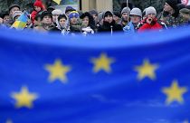 Avrupa Birliği yanlısı aktivistler Kiev'de hükümete karşı yürürken büyük bir AB bayrağı taşıyor, 17 Aralık 2013