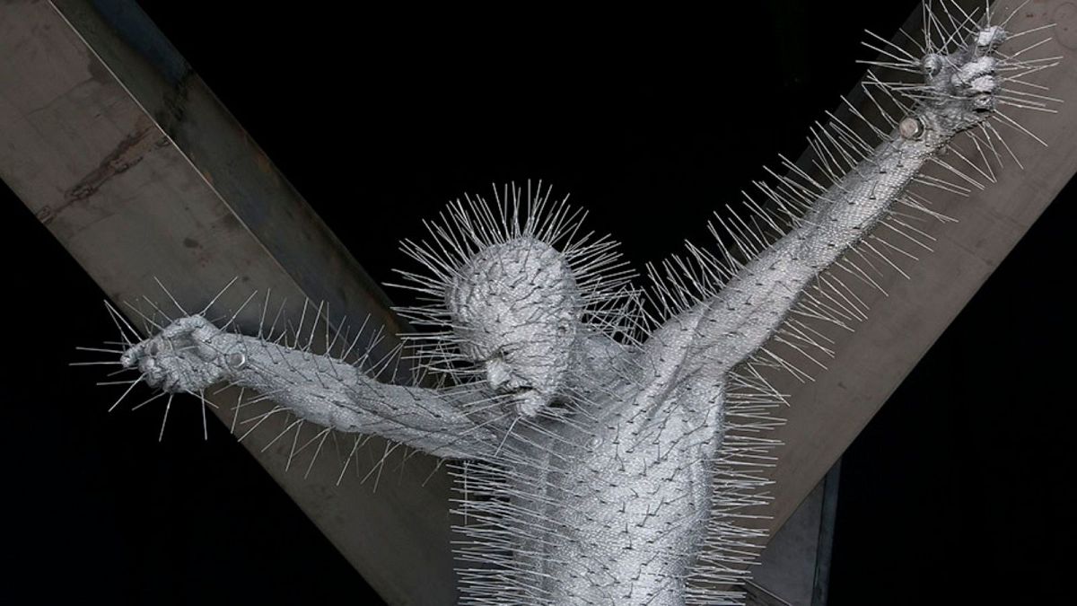 Der Dieb" - David Machs 9-Fuß-Skulptur der Kreuzigung.