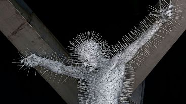 'O Ladrão' - Escultura da Crucificação de 9 pés de David Mach.