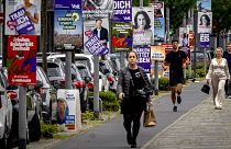 Menschen gehen an Wahlplakaten für die Europawahl in Frankfurt vorbei, 6. Juni 2024