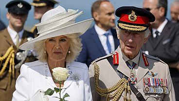 König Charles III. (rechts) und Königin Camilla (links) besuchten die D-Day-Gedenkfeier in der Normandie.