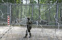 Der Soldat patrouillierte an einem 5,5 Meter hohen Zaun an der Grenze zu Belarus.