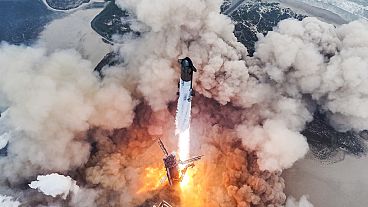 Il mega razzo Starship di SpaceX si lancia per un volo di prova dalla base Starbase di Boca Chica, in Texas, 6 giugno 2024.