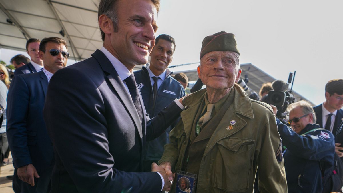 Il presidente francese Emmanuel Macron alla cerimonia per l'80esimo anniversario del D-day