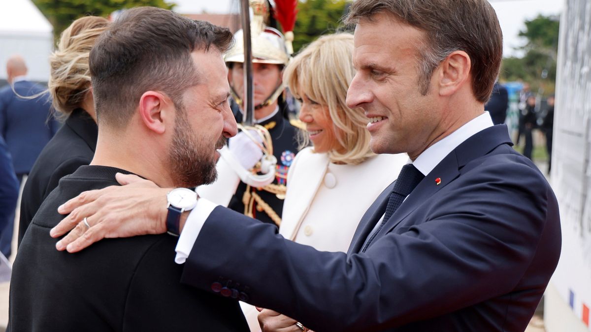 Volodymyr Zelensky et Emmanuel Macron près de Saint-Laurent-sur-Mer, France, jeudi 6 juin 2024.