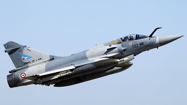 Foto de archivo: El avión de combate Mirage 2000 de la Fuerza Aérea francesa despega para una misión en Libia en 2011