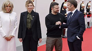 Macron e a mulher, Brigitte, com o presidente da Ucrânia e a mulher Olena