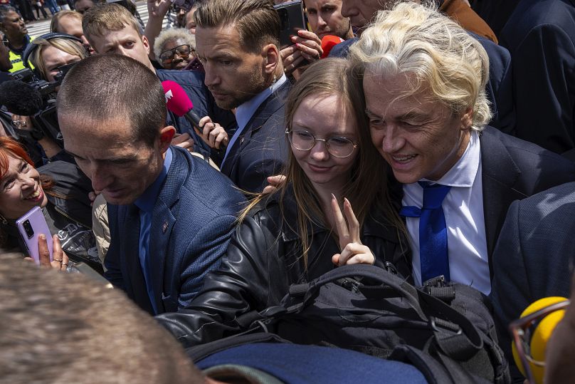 Geert Wilders, do PVV, posa para uma fotografia durante uma paragem da campanha para as eleições europeias em Haia, a 5 de junho de 2024