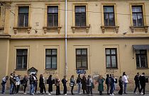 Un grupo de votantes espera en las proximidades de un colegio electoral en Zagreb, Croacia, el miércoles 17 de abril de 2024.