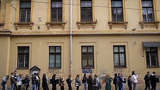 Un grupo de votantes espera en las proximidades de un colegio electoral en Zagreb, Croacia, el miércoles 17 de abril de 2024.