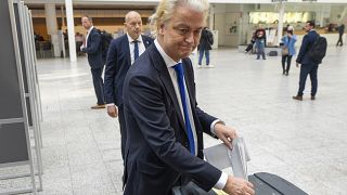 O legislador anti-islâmico Geert Wilders, do PVV, vota nas eleições europeias em Haia, a 6 de junho de 2024