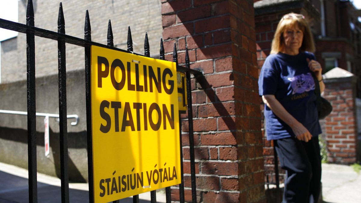 Une femme quitte un bureau de vote après avoir voté