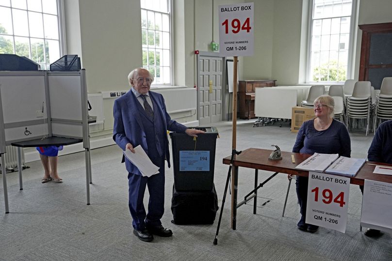 Il Presidente della Repubblica d'Irlanda Michael D. Higgins vota per le elezioni amministrative ed europee al St Mary's Hospital di Phoenix Park, Dublino, Irlanda, 7/06/2024