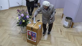 امرأة تدلي بصوتها في جولة الإعادة للانتخابات الرئاسية في مركز اقتراع في بروهونيتسه بجمهورية التشيك، الجمعة، 27 يناير/كانون الثاني 2023 ـ أرشيف