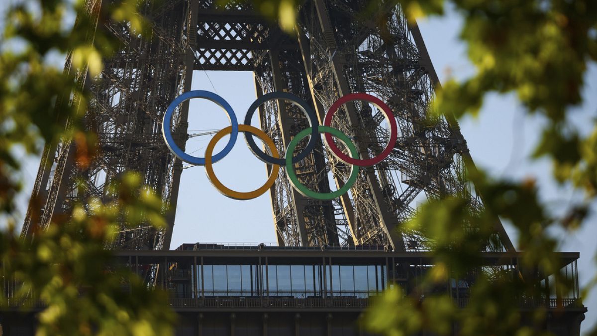 Дисплей с олимпийски пръстен, открит на Айфеловата кула преди Игрите през 2024 г. в Париж