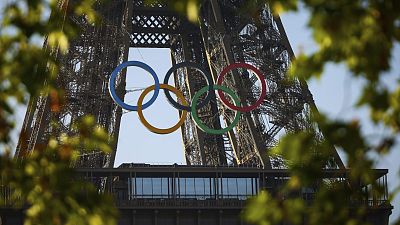 الحلقات الأولمبية الخمس تزين برج إيفل في العاصمة الفرنسية باريس 