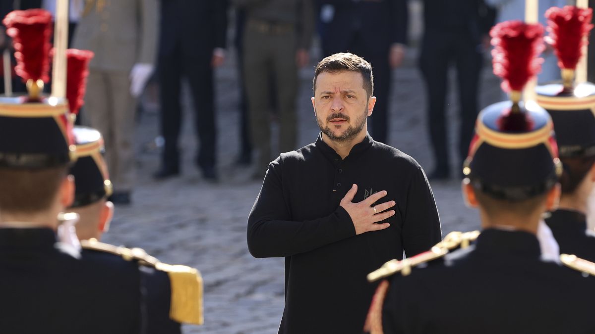 Il presidente ucraino Volodymyr Zelensky alle commemorazioni per il D-Day in Normandia