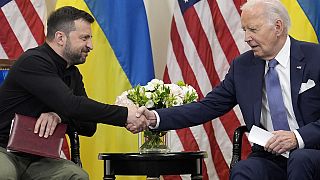 O Presidente dos EUA, Joe Biden, cumprimenta o Presidente da Ucrânia, Volodymyr Zelenskyy, em Paris, na sexta-feira, 7 de junho de 2024. .