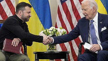 O Presidente dos EUA, Joe Biden, cumprimenta o Presidente da Ucrânia, Volodymyr Zelenskyy, em Paris, na sexta-feira, 7 de junho de 2024. .