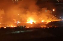 بيوت تحترق في قرية قُصرة في الضفة الغربية المحتلة أثناء هجوم مستوطنين يهود على القرية