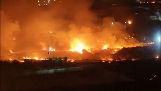 بيوت تحترق في قرية قُصرة في الضفة الغربية المحتلة أثناء هجوم مستوطنين يهود على القرية