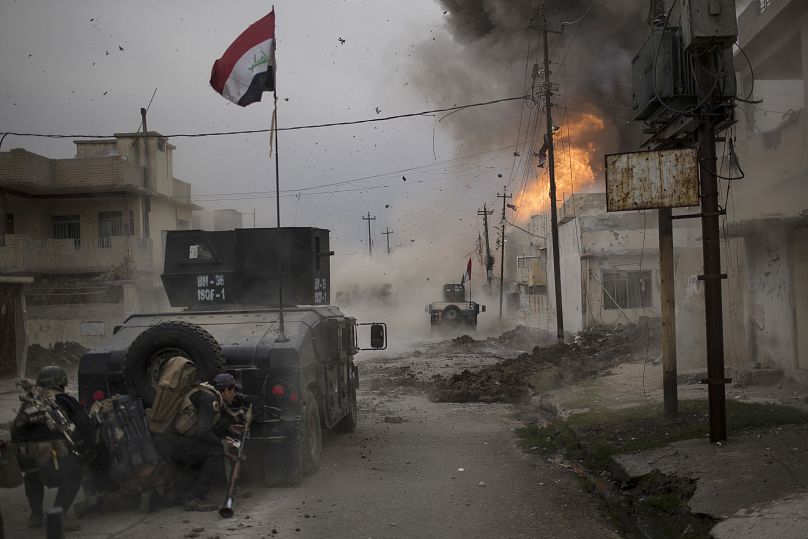 انفجار سيارة مفخخة بجوار مدرعات القوات الخاصة العراقية أثناء تقدمها نحو الأماكن التي يسيطر عليها تنظيم داعش في الموصل. 2016/11/16