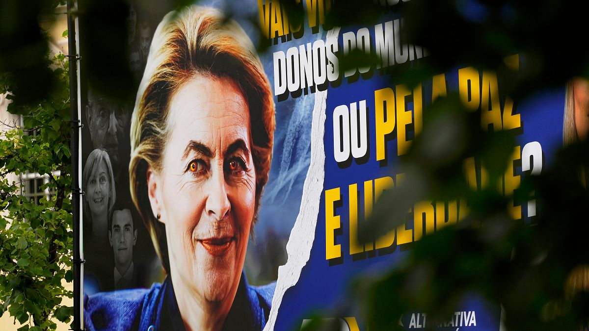 صورة لرئيسة المفوضية الأوروبية، أورسولا فون دير لاين، بعيون حمراء، على لوحة إعلانية للحملة الانتخابية الأوروبية لحزب شعبوي برتغالي صغير، في لشبونة، الخميس 6 حزيران/يونيو 2024.