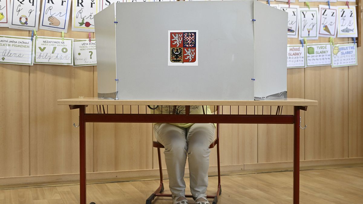 Подготовка бюллетеней для голосования на выборах в Европарламент в Праге, Чешская Республика, 7 июня 2024 г.