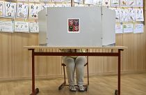 Подготовка бюллетеней для голосования на выборах в Европарламент в Праге, Чешская Республика, 7 июня 2024 г.