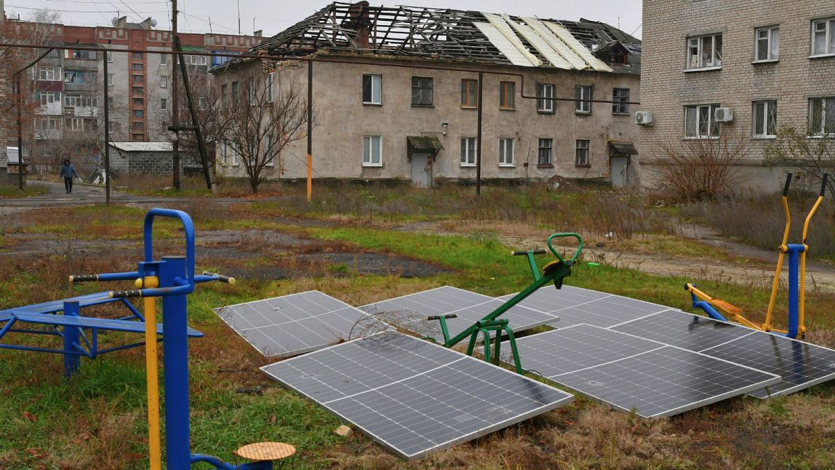 Pannelli solari nel cortile di un condominio a Lyman, nella regione di Donetsk, novembre 2022.