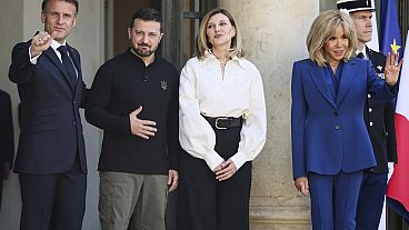 Emmanuel Macron, Volodymyr Zelenskyy, Olena Zelenska e Brigitte Macron em Paris esta sexta-feira